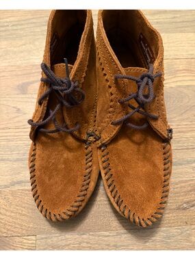 Minnetonka Women’s Suede Moccasin Loafers in Chestnut Brown